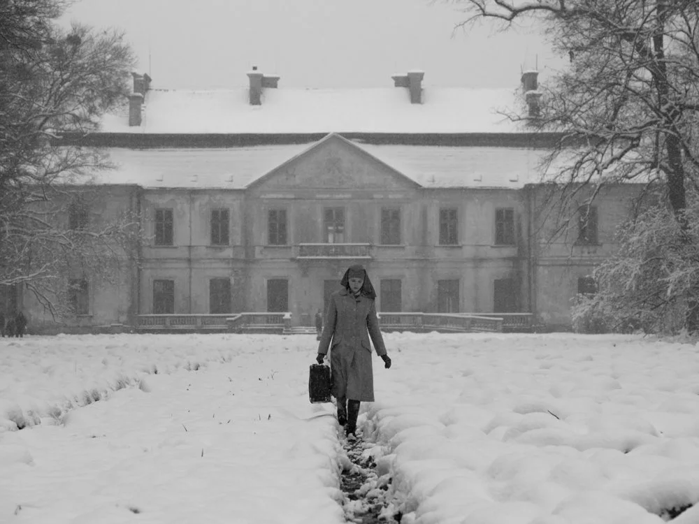 ida-2013-004-ida-leaving-snowy-convent-with-suitcase_1000x750.webp